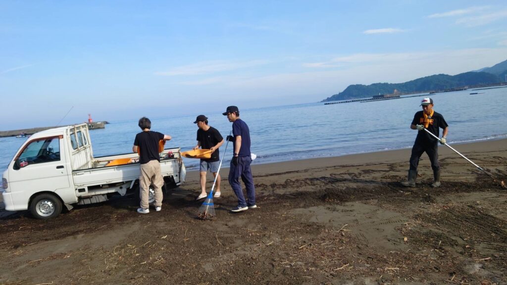 松崎海岸の海岸清掃作業