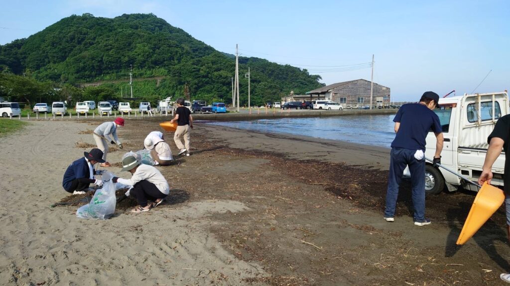 松崎海岸の海岸清掃作業