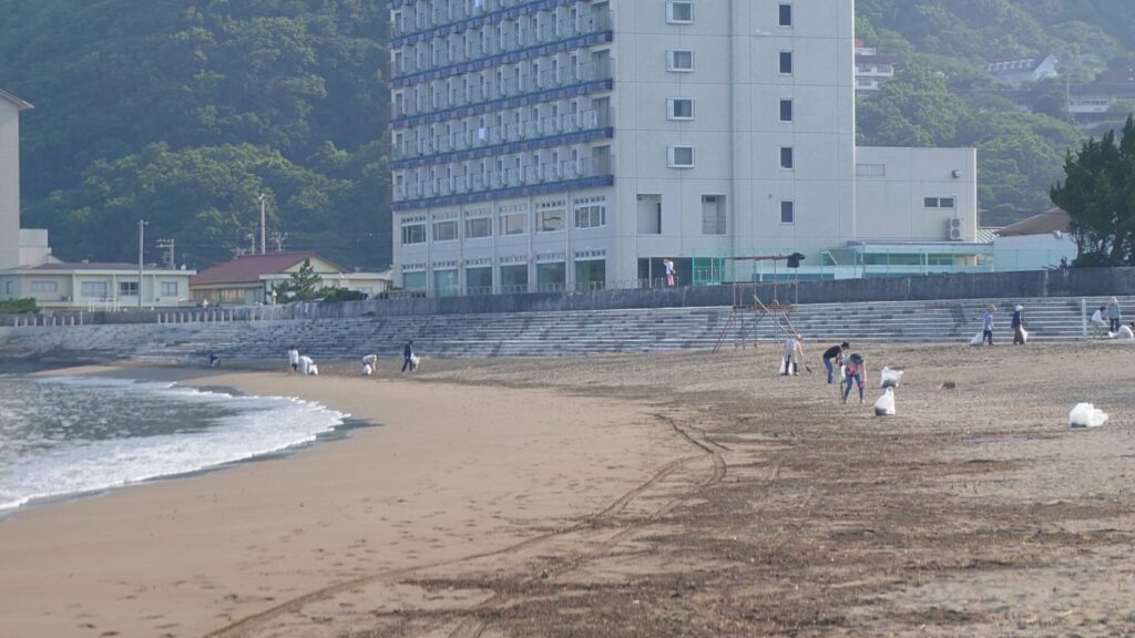 松崎海岸の海岸清掃作業