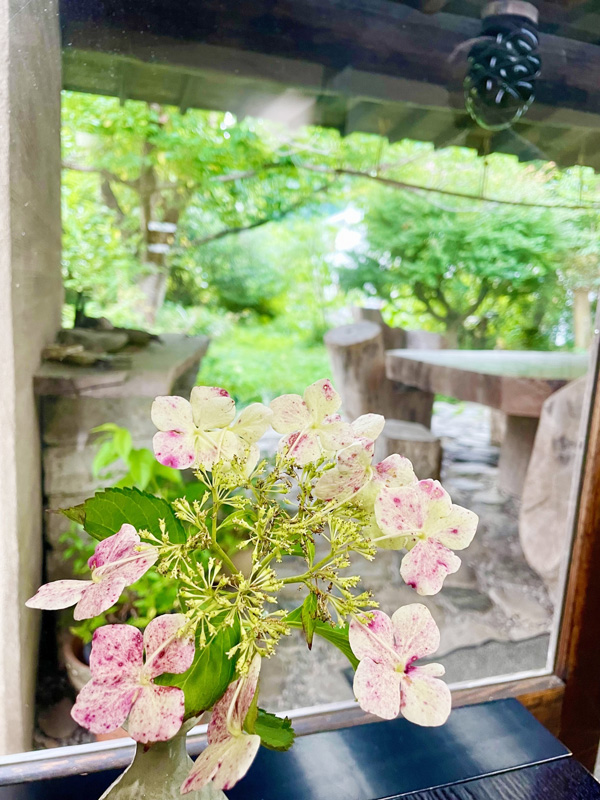 喫茶店内のテーブルには季節のお花を活けています