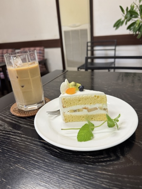 夏の喫茶フランボワーズ（フルーツショートケーキとカフェオレ）