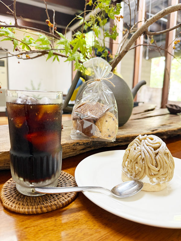 今月の喫茶フランボワーズおすすめのモンブランケーキとクッキーとアイスコーヒー