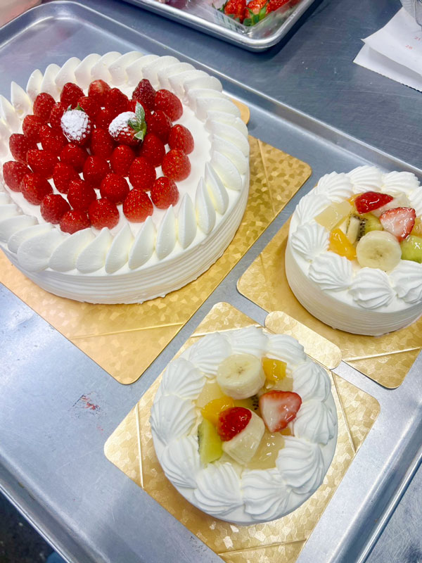 イチゴの特注サイズケーキ