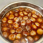 今年最後の栗を煮ている風景