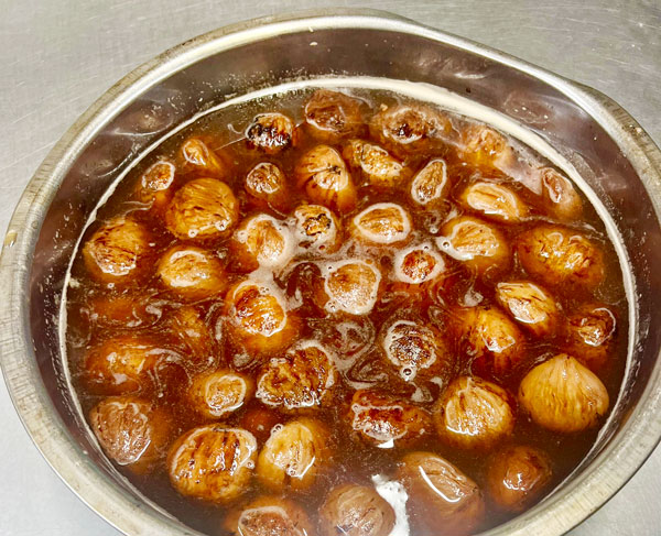 今年最後の栗を煮ている風景