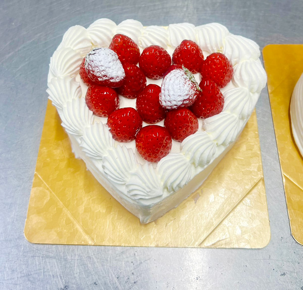 特注ハート型ホールケーキ