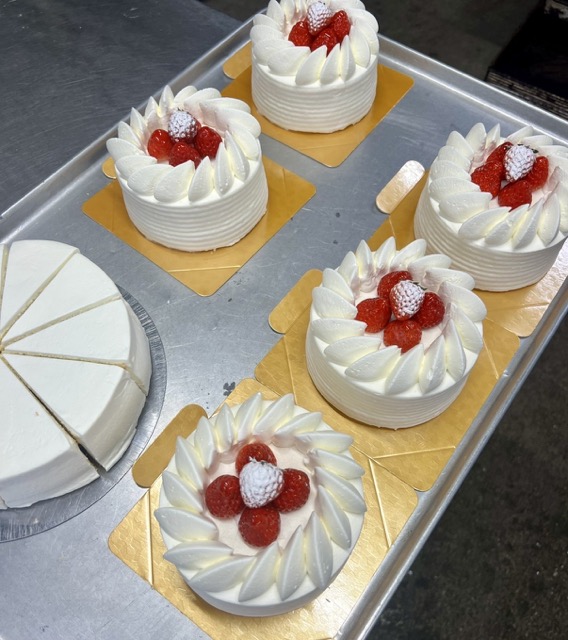 イチゴの生クリームデコレーション