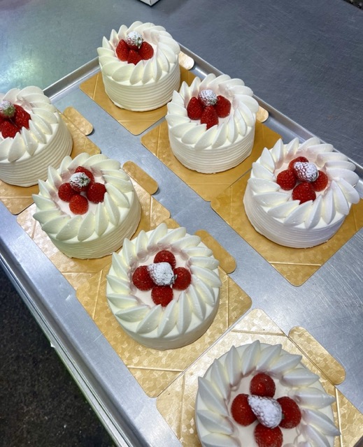 イチゴの生クリームデコレーション