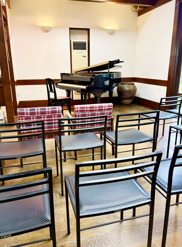 フランボワーズの店内ではピアノも完備しています。演奏会などにもご利用いただけます。